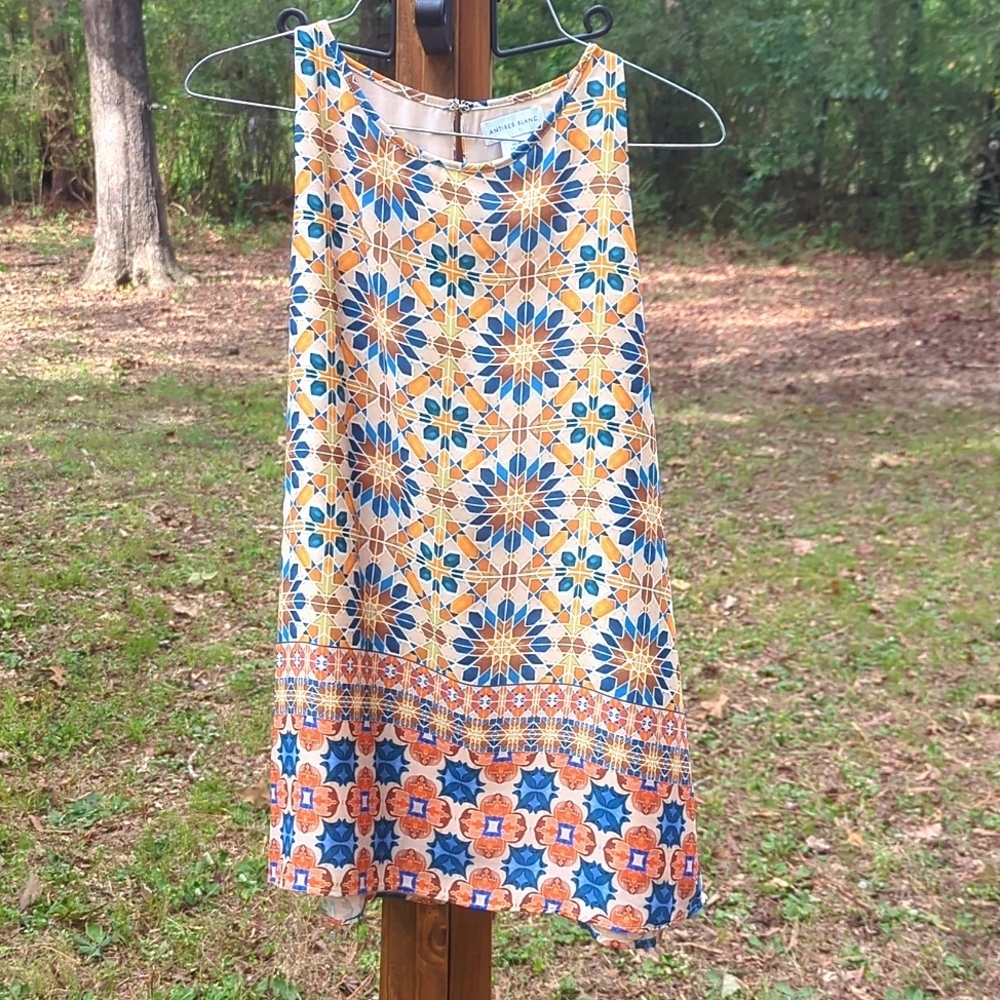 ❤️5/$25 Like New Antibes Blanc Abstract Sleeveless Top
